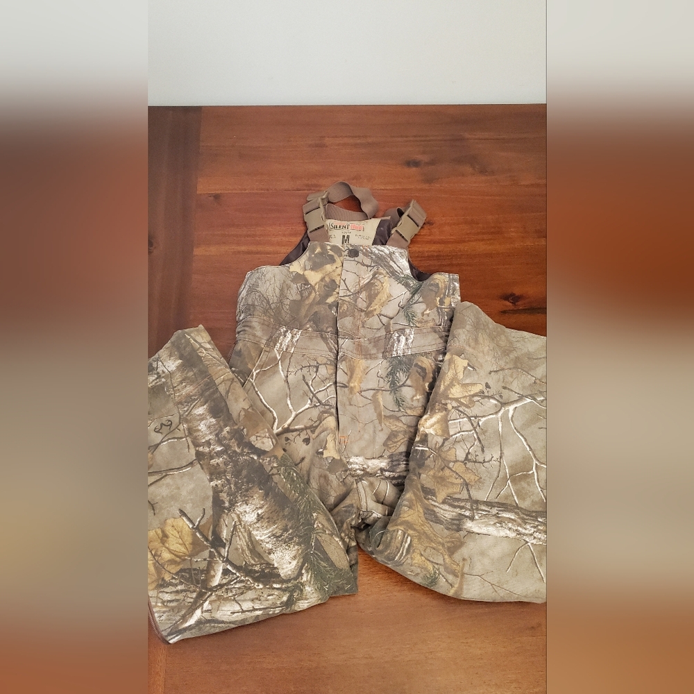 Redhead silent camo overals.